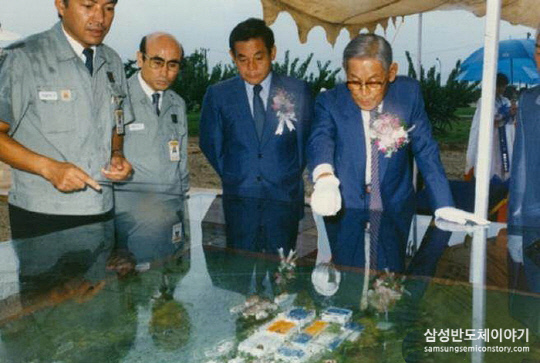 1987년 8월 이병철(맨 오른쪽) 삼성그룹 선대회장과 이건희(오른쪽 두번째) 삼성그룹 회장이 삼성전자 반도체 공장 3라인 착공식을 하고 있다. 삼성전자 제공